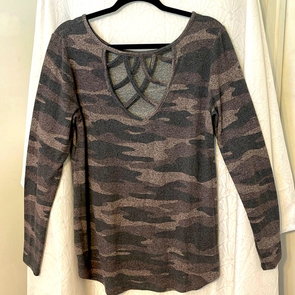 NWOT Maurices camouflage soft long sleeve shirts with a cute backing. Size med - Picture 2 of 3
